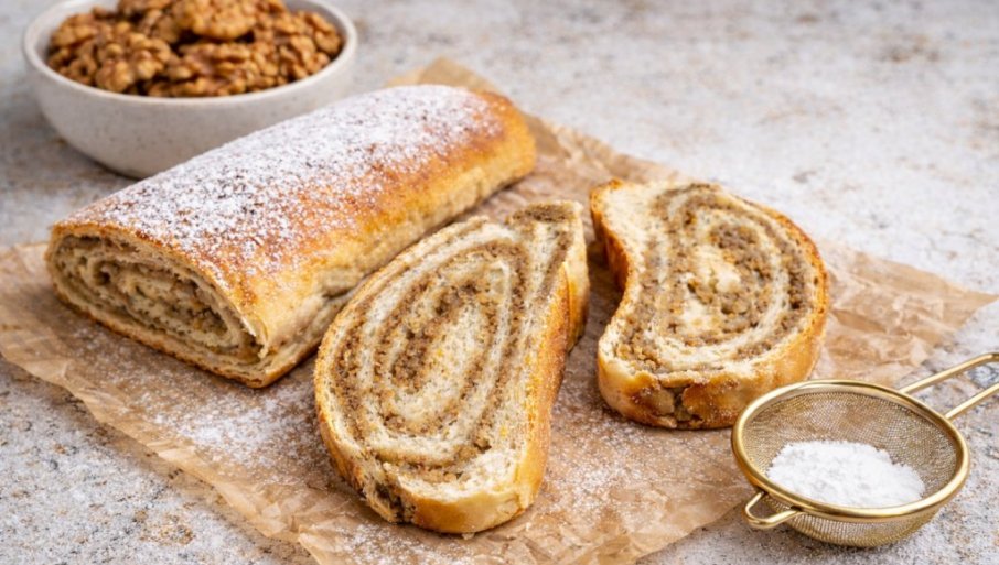 ŠTRUDLA SA ORASIMA: Miris doma u svakom zalogaju