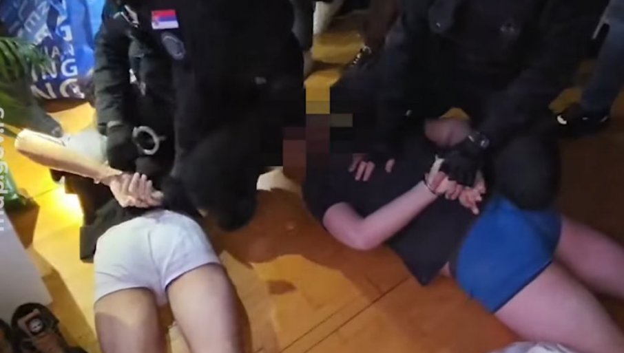 Terali muškarca da snimi video i objavi, „pali“ u donjem vešu (VIDEO)