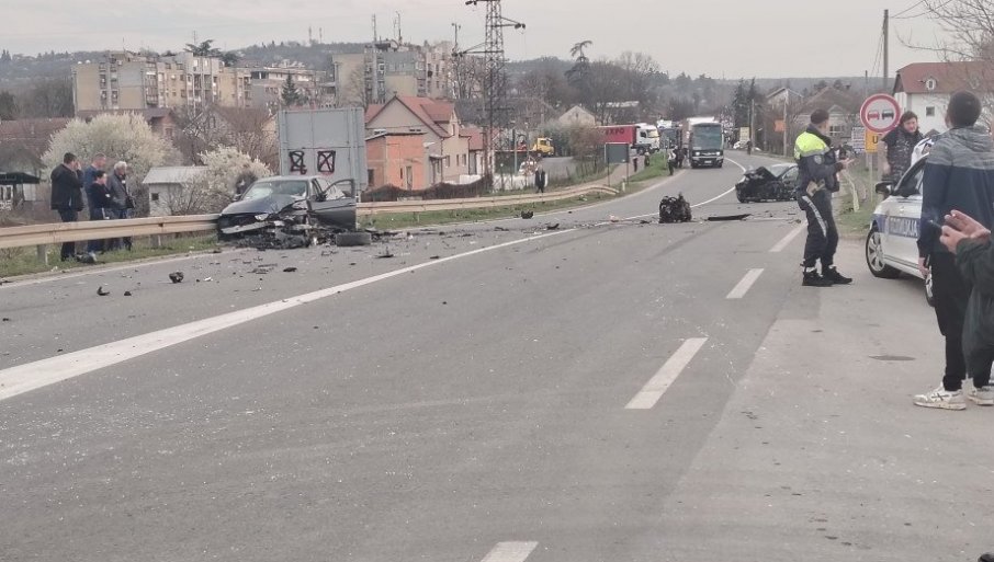Od siline udara iz automobila izleteo i motor (FOTO)