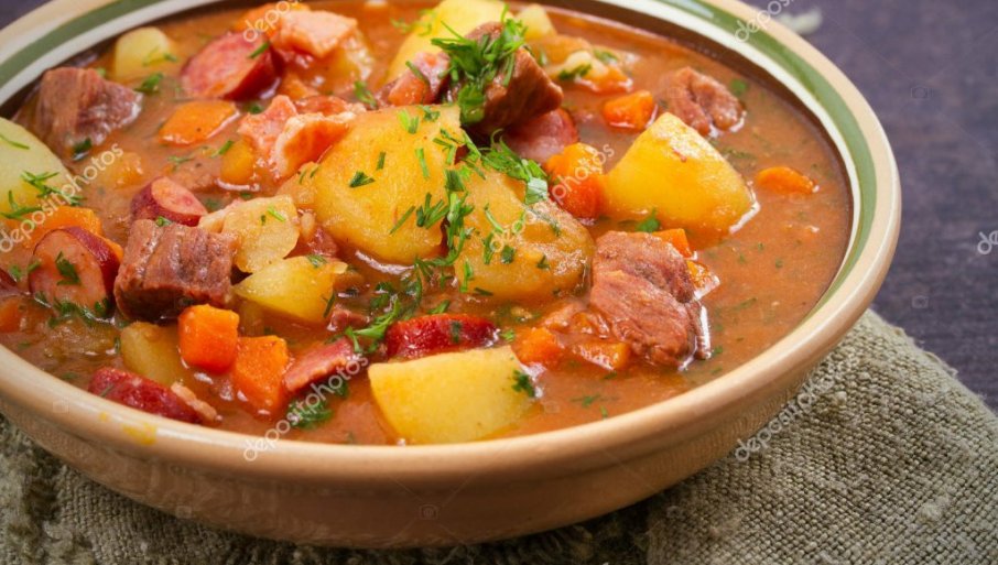 Gulaš sa mesom i kobasicama, obrok koji će vas satima držati sitim