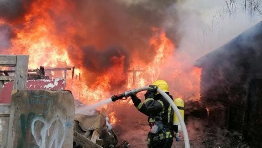 Vatra preti da „proguta“ objekat i automobile na parkingu (FOTO)