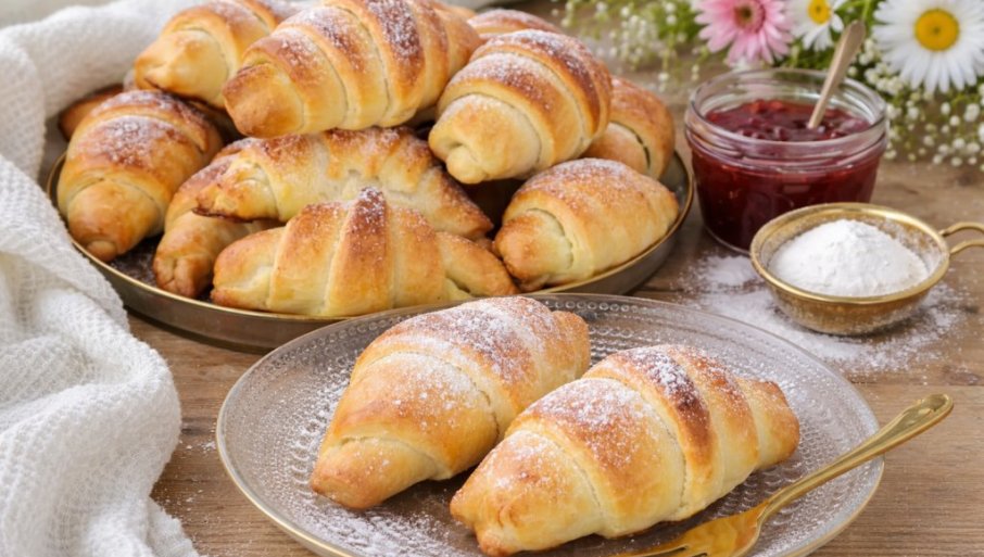 MIRISNI DOMAĆI KROASANI SA DŽEMOM: Vazdušasto i neodoljivo testo