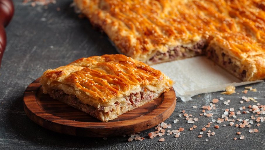 Sočna pita sa mesom, ukusan obrok idealan za doručak, ili večeru