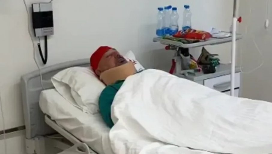 Leži u bolničkom krevetu, oko vrata kragna (FOTO)