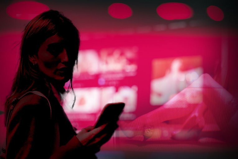 VRELI SNIMCI U TELEFONU NAŠE POZNATE PEVAČICE