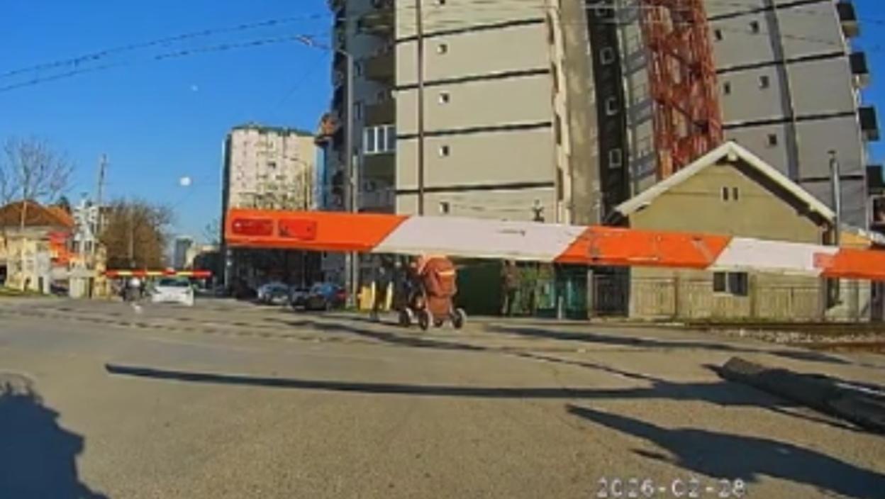 Sekunde su odlučivale: Majka gurala kolica sa bebom pred dolazeći voz u Nišu, ignorisala spuštene rampe