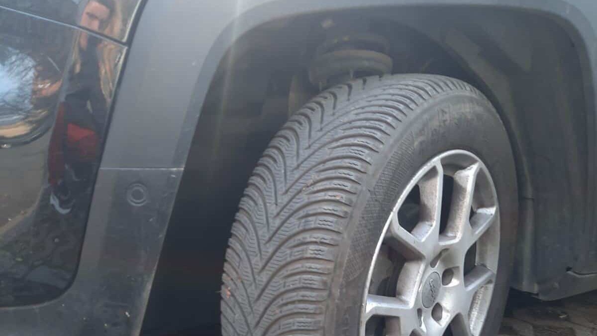 Tokom noći i Rakovici izbušene gume na najmanje 20 automobila! (Foto)