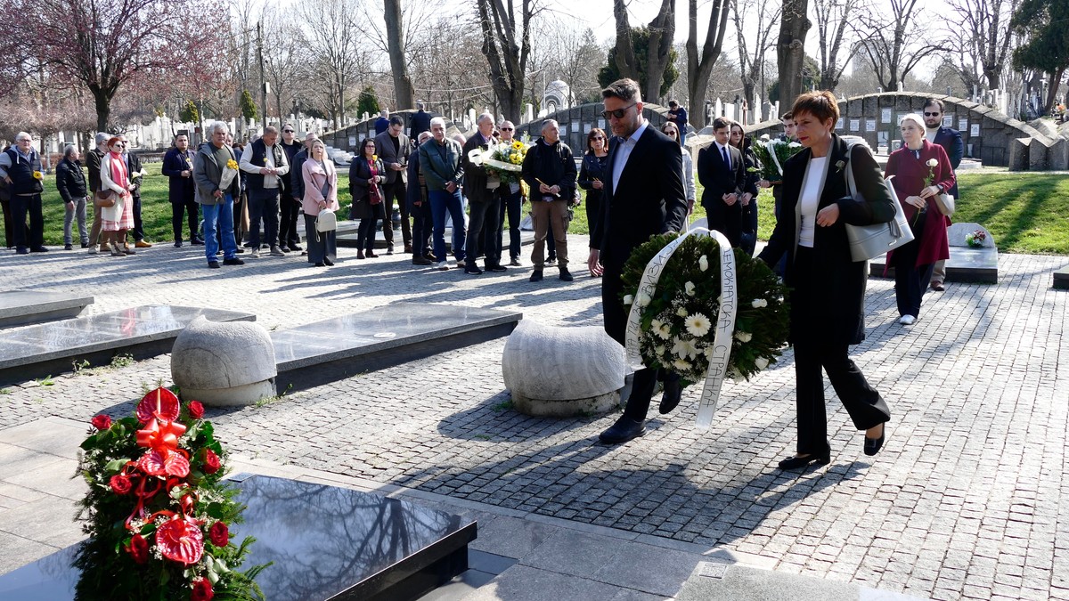 Pre 23 godine ubijen je Zoran Đinđić: Odavanje pošte na groblju i u dvorištu vlade Srbije