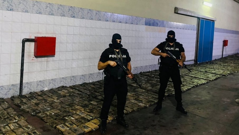 Policija sa puškama na ulicama: Haos u Beranama