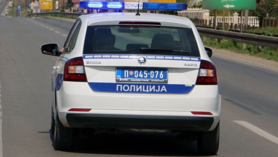 Biciklista bez kočenja udario u auto