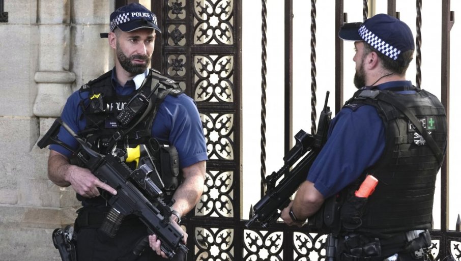 DEČAK I DVOJICA MUŠKARACA ZAPALILI KOMBIJE HITNE POMOĆI: Horor u glavnom gradu