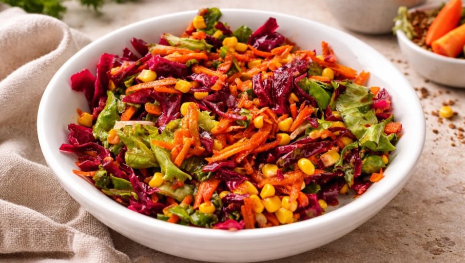ŠARENA SALATA: Sezonska salata koja osvaja ukusom