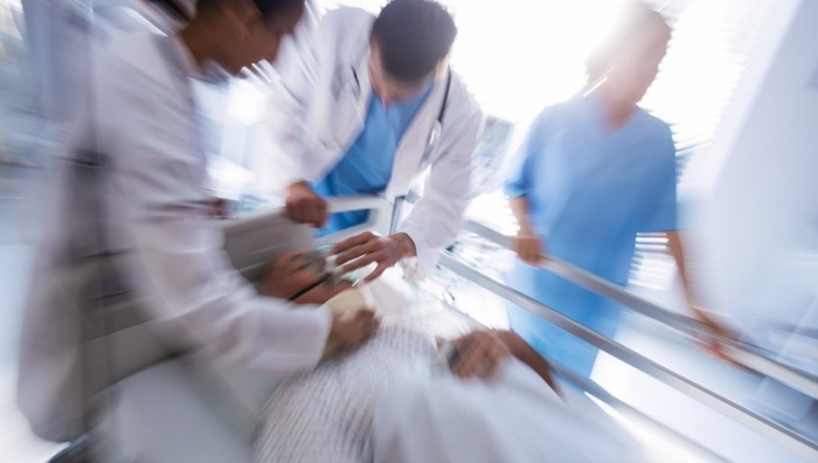 Mladić pao sa tri metra visine, ima jezive povrede