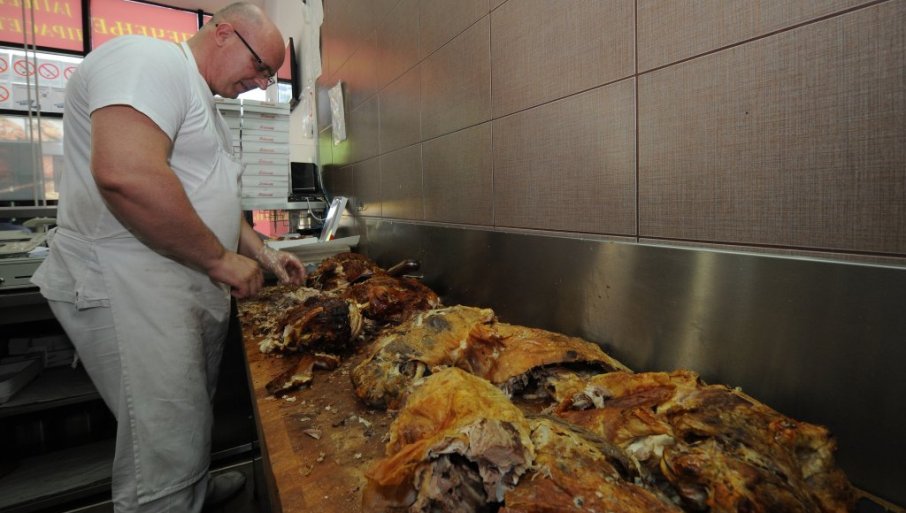 Cene mesa na ražnju pred Vaskrs kao lane, u pečenjarama zadovoljni narudžbinama