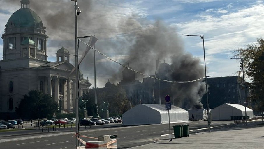 Optužen čovek koji je pucao i zapalio šator ispred Narodne skupštine Srbije