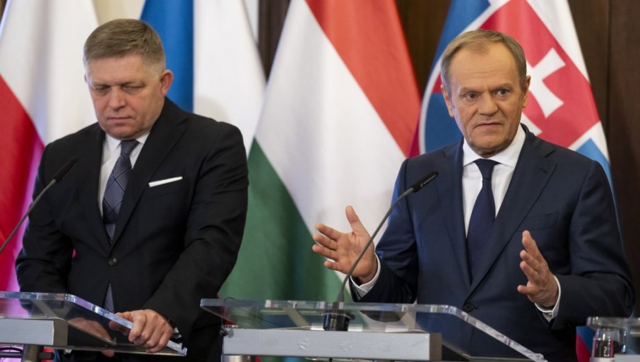 Tusk pljuvao po Moskvi „Nema Rusa u sobi“, rekao je, a zatim namignuo dok je Fico prolazio
