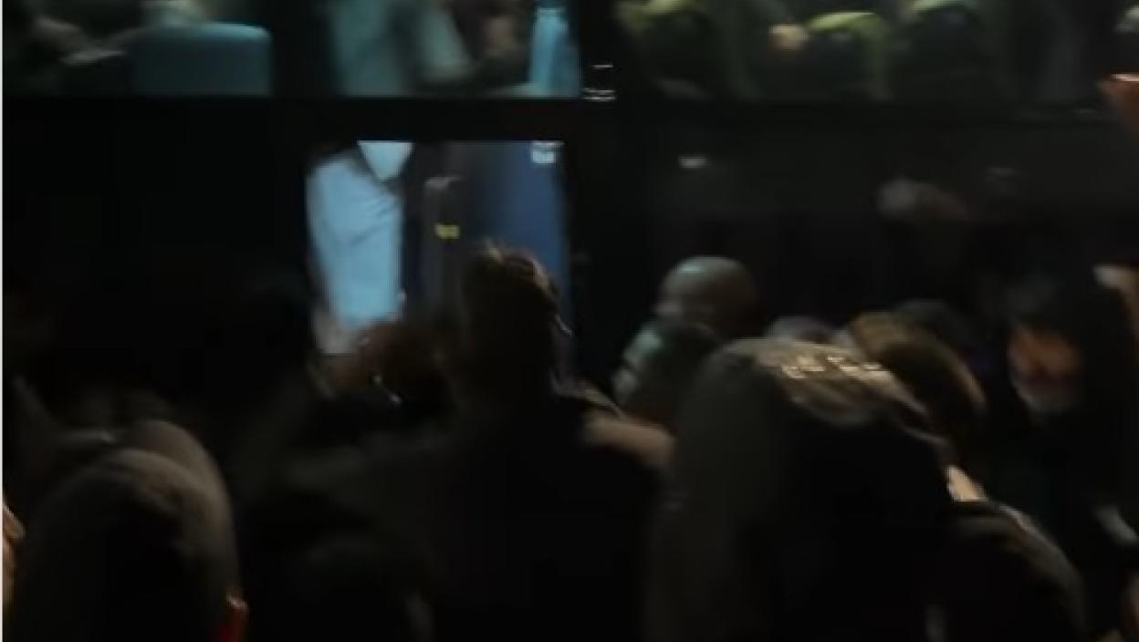 DELIRIJUM GROBARA! Ovako su navijači Partizana slavili pobedu sa košarkašima (VIDEO)