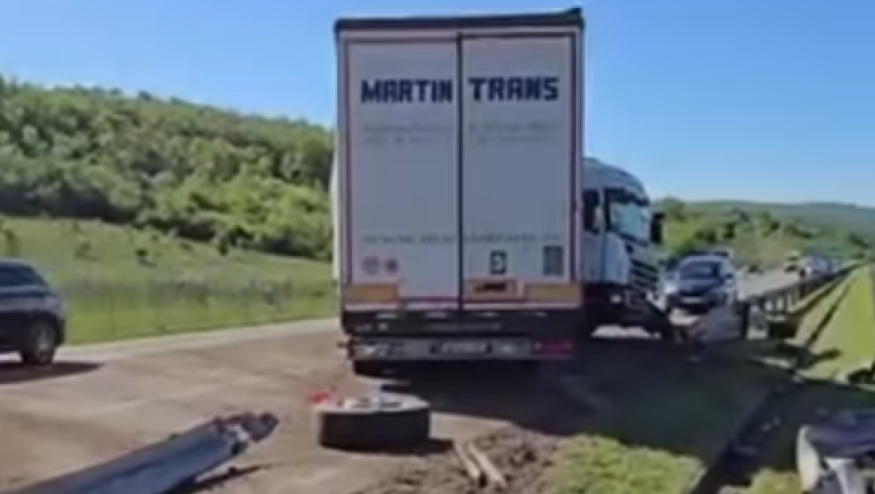 Kamion probio ogradu i prešao u suprotan smer: Kolona automobila se formirala kod Draževca