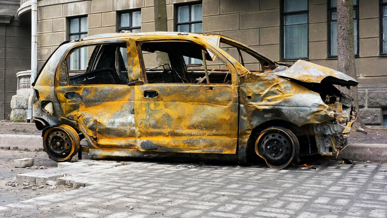 Muškarac divljao pa motkom i rukama uništio trideset automobila