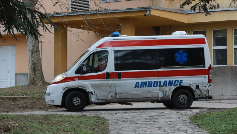 IMA POVREĐENIH U LANČANOM SUDARU U NOVOM SADU: Tri osobe hitno prevezene na hirurgiju – U udesu učestvovao i autobus