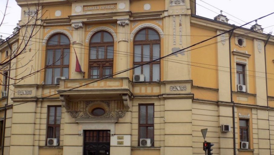 U dvorištu škole nožem napao dvojicu tinejdžera