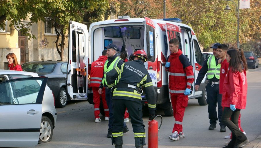 KAMION IZLETEO SA PUTA, PROBIO OGRADU, PA UDARIO U KUĆU Težak udes kod Kragujevca: Suvozač poginuo na licu mesta, vozač kamiona povređen