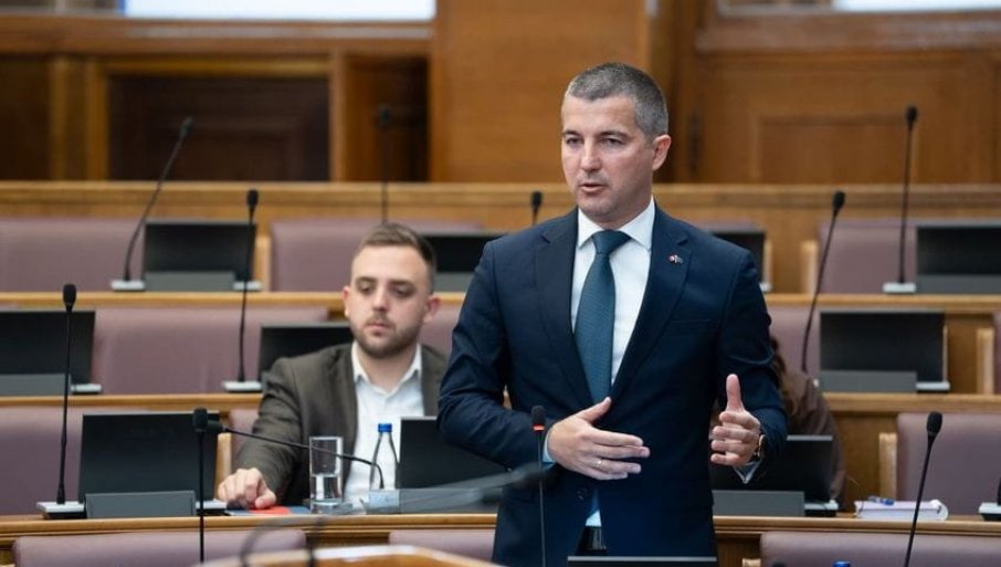 DEMOKRATE I SRPSKO PITANJE: Kad trebaju glasovi pozivaju se na Amfilohija, a kada treba zauzeti stav
