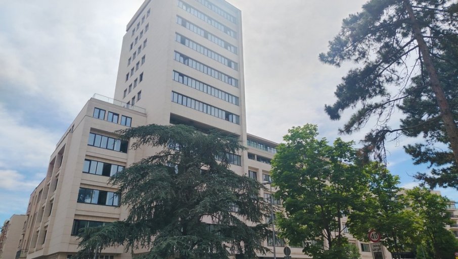 MERIMA (25) NOŽEM JURILA POLICAJCA PO ULICI: Državljanka BIH dobila zabranu ulaska u Srbiju, a u sudu