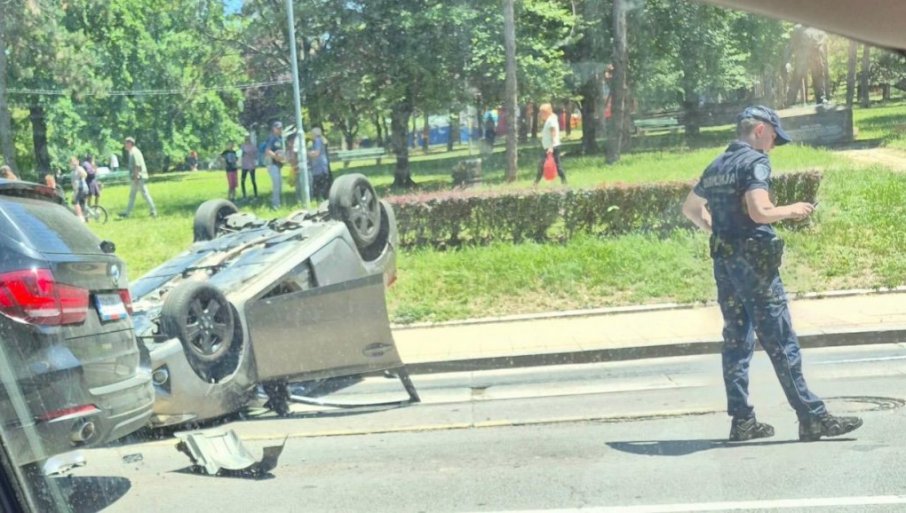Poginuo muškarac, uništeno vozilo završilo na krovu (FOTO)