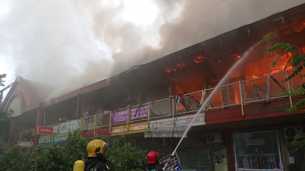 Posle više od 8 sati lokalizovan požar u tržnom centru na Novom Beogradu