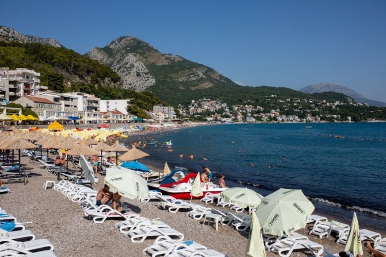 ŠTA JE OVO IZAŠLO IZ MORA U SUTOMORU? Kupači se prepali od straha – ovo stvorenje NIKAKO NE DIRAJTE! (FOTO)
