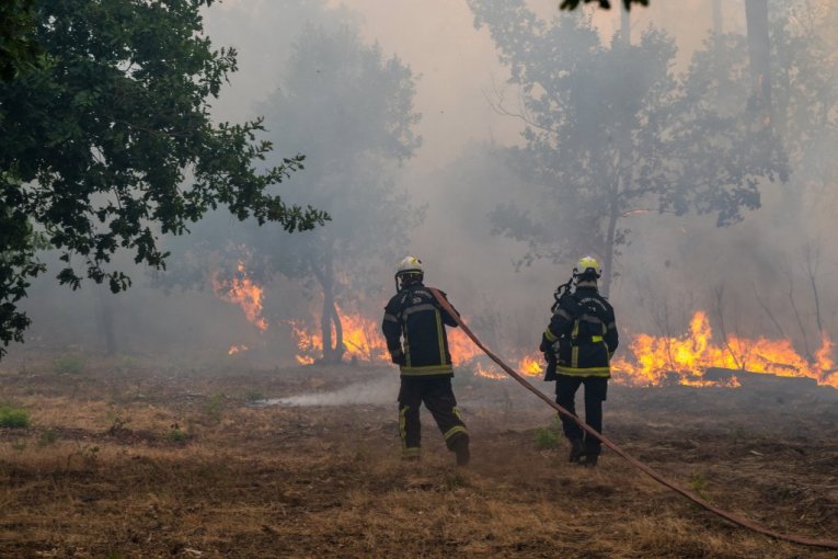 HITNA EVAKUACIJA ZBOG „VATRENE OLUJE“! Požar sve bliži gradu, hitno se oglasio sektor za vanredne situacije!