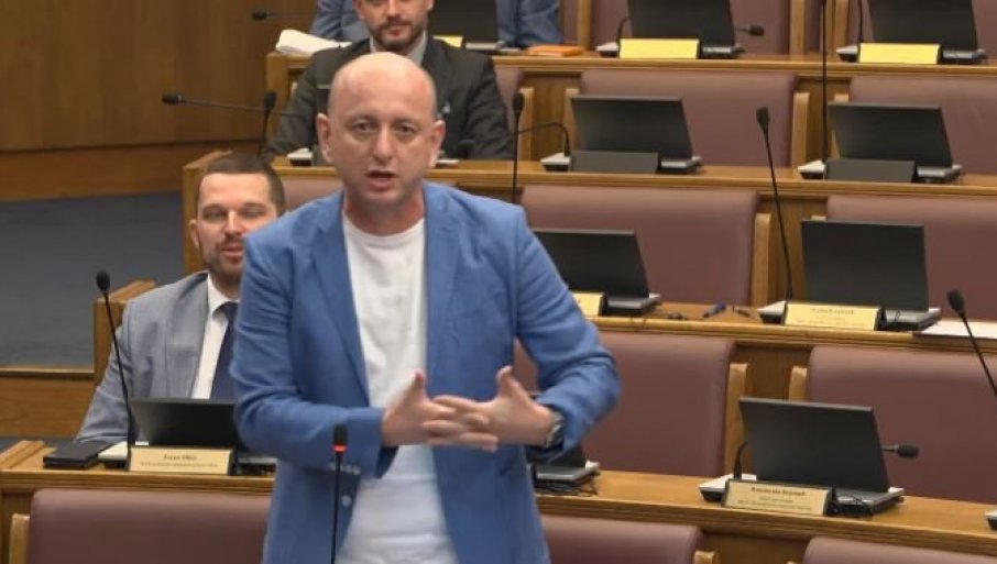 Prekinuta sednica Skupštine Crne Gore zbog žestokog okršaja Kneževića i Šaranovića