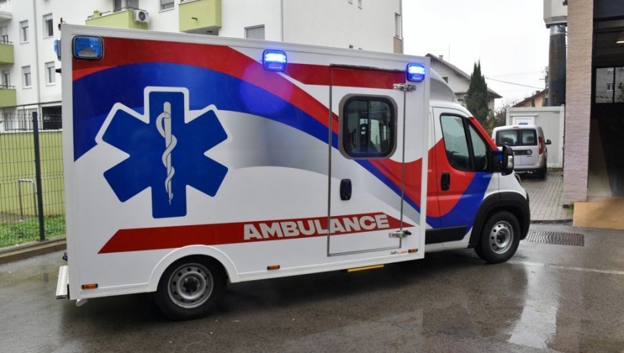 POVREĐEN MUŠKARAC, PREVEZEN U URGENTNI CENTAR: Saobraćajna nesreća na starom Kaćkom putu