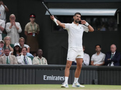 Djokovic overcomes Auger-Aliassime to advance to Wimbledon semis
