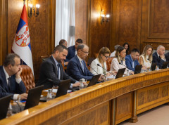 Vlada Srbije usvojila predloge izmena zakona o doprinosima, duvanu, porezu na dohodak