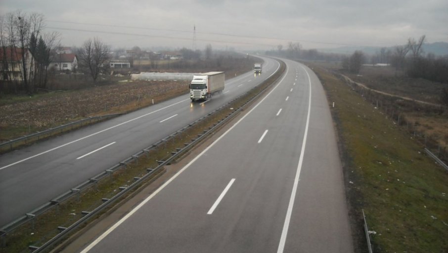 Sumnja se da je udario vozilo Hitne pomoći i teško povredio vozača
