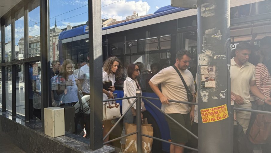IZ AUTOBUSA – NA STUBIĆE: Muke građana na Terazijama, pri izlasku iz gradskog prevoza