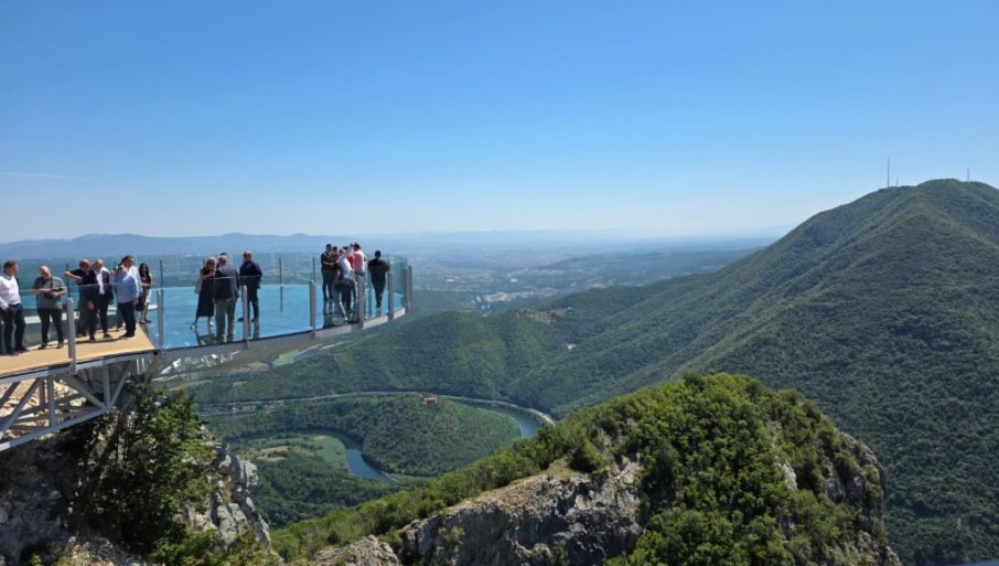Novi stakleni vidikovac na Kablaru spreman za prve posetioce (FOTO)