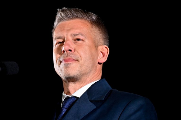 NEVIĐEN INCIDENT! Čovek prišao premijeru Mađaru, uputio mu JEZIVE reči, a onda je uradio OVO! (VIDEO)