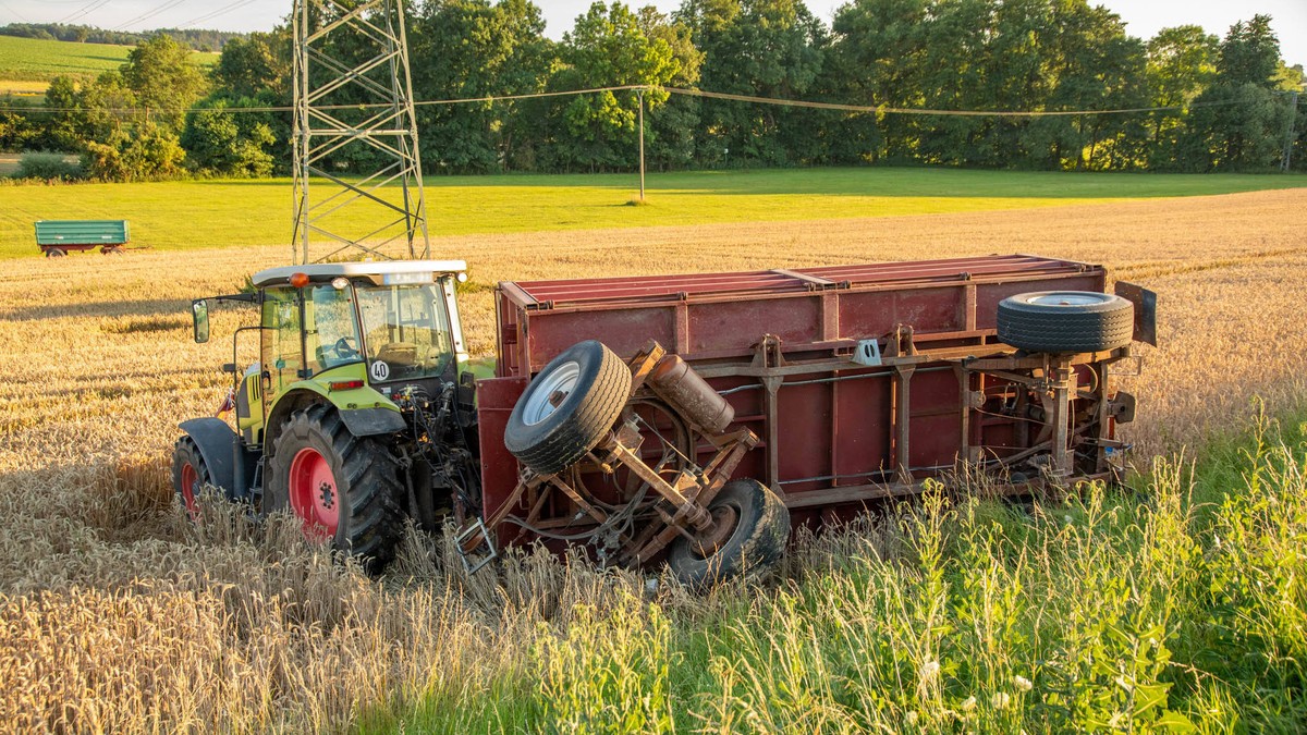 Teška nesreća kod Grocke: Prevrnuo se traktor na muškarca