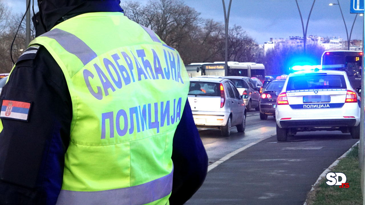 Jeziv prizor na auto-putu kod isključenja za Smederevo: Kamion sleteo i zakucao se u bankinu, prednji deo potpuno smrskan