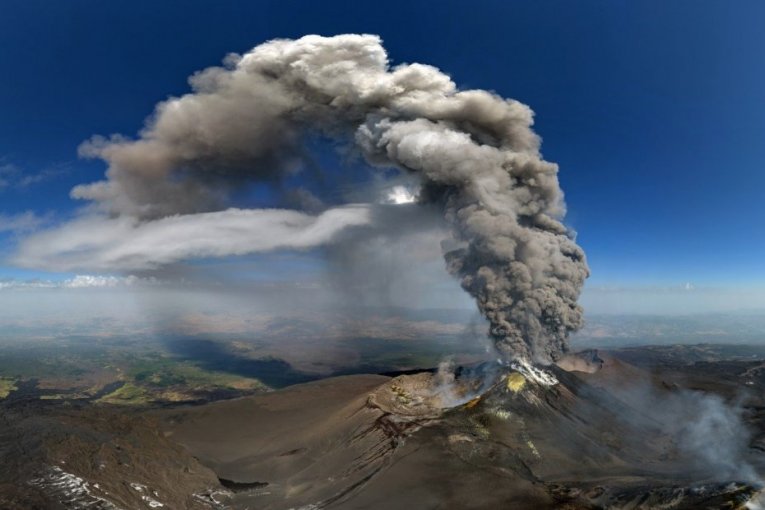 ETNA ERUPTIRALA, OBUSTAVLJEN AVIOSAOBRAĆAJ! Oblak vulkanskog pepela prekrio nebo, fontana lave izlazi iz kratera!