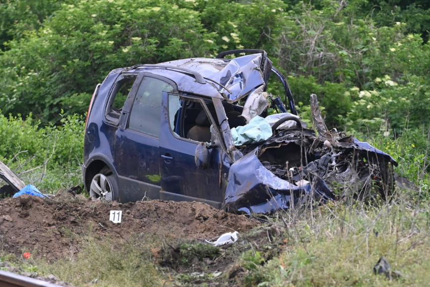 Stravična nesreća kod Sopota: Automobil završio u betonskoj ogradi, jedan brat nastradao