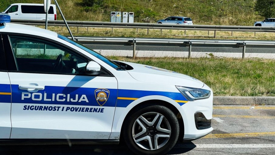 Srušio se bor na plaži u Crikvenici, povređeno osmoro ljudi