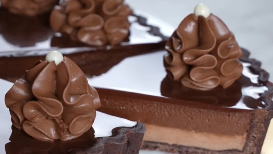 ČOKOLADNI TART SA VOĆEM: Savršen letnji desert (RECEPT)