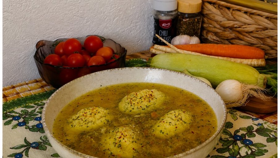 PILEĆA SUPA SA POVRĆEM I KNEDLAMA: Domaća i puna ukusa