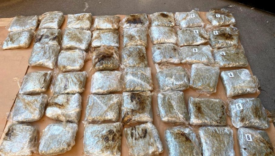 U kolima krio 44 paketa sa drogom (FOTO)