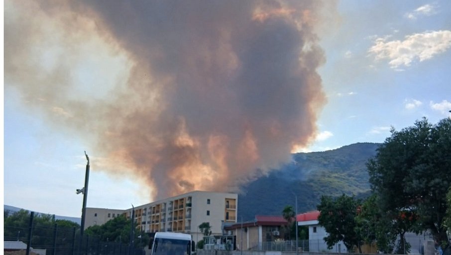 POŽAR IZNAD BIJELE: Vetar raspiruje vatru (FOTO)
