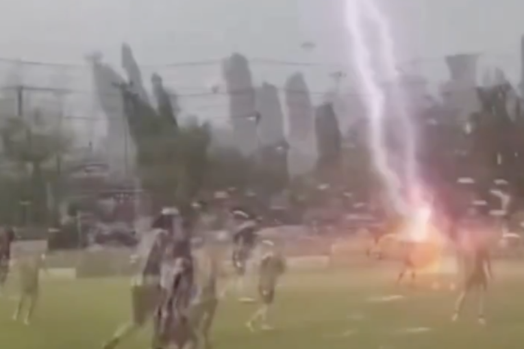 Tragedija usred utakmice – grom ubio fudbalera, suze i jauci parali nebo iznad stadiona! (VIDEO)